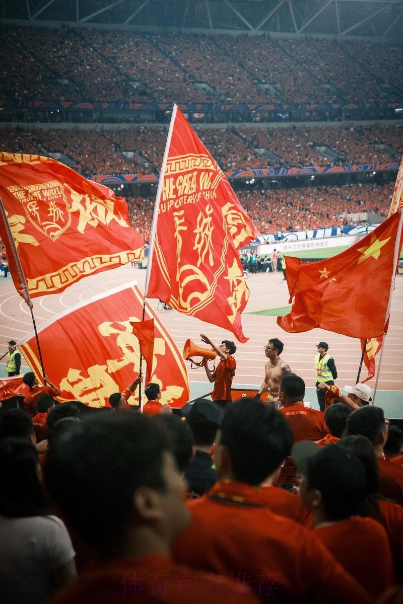 齐为国足加油 谭晶邀请小球迷观看中荷大战 齐为国足加油 谭晶邀请小球迷观看中荷大战